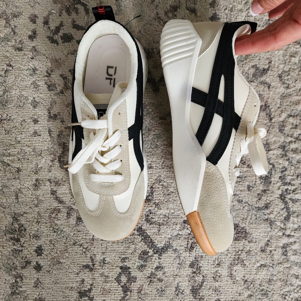 Stylish Black and White Sneakers - Picture 3 of 4